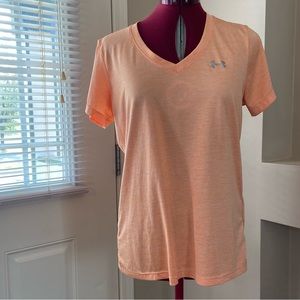 Under Armour women peach tone on tone v neck short sleeves. Size M. Pre-owned.